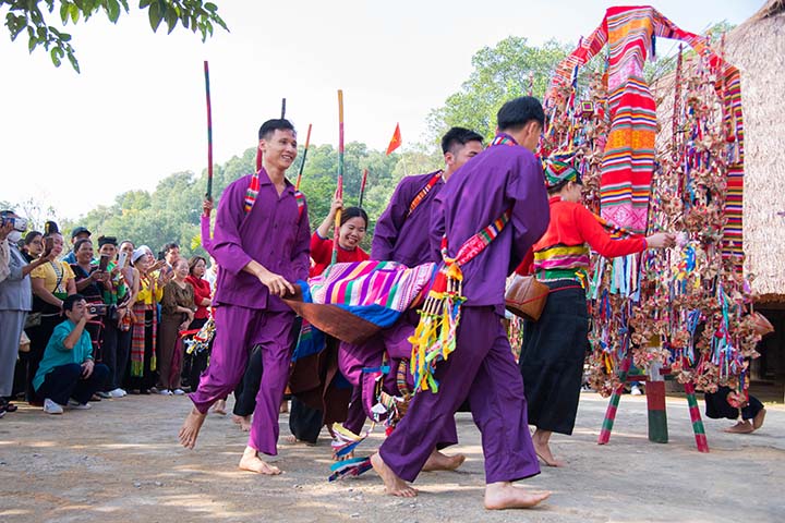 Ngoài ra còn có các điệu múa khác như chia đất, chia nước, dựng nhà, đuổi thú dữ, trồng trọt, chọi trâu, chọi gà,… 