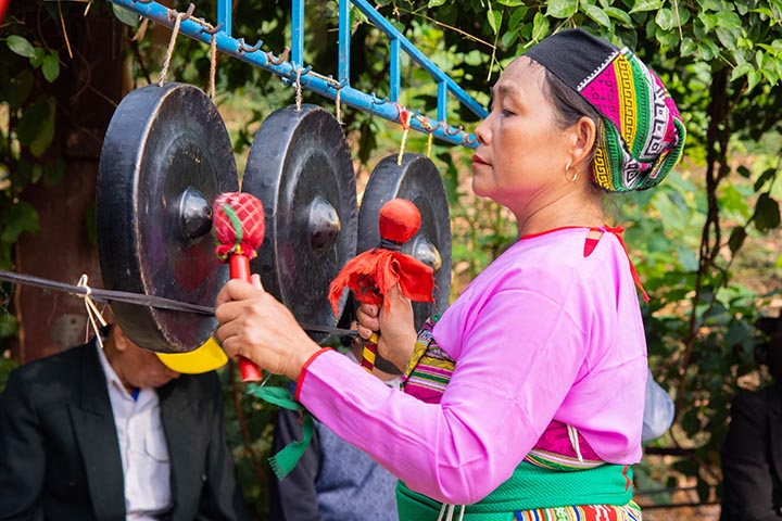 Tiếng trống, tiếng chiêng của lễ hội vang lên gọi mời du khách gần xa, gọi người làng trên, bản dưới về vui ngày hội, gọi trai tài gái đảm nên đôi, gọi người con đất Mường xa xứ nhớ về nguồn cội. 