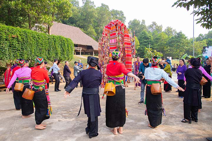 Lễ hội Pôồn Pôông của người Mường được tổ chức hàng năm vào ngày rằm tháng Giêng, rằm tháng Ba và rằm tháng Bảy, có thể từ tối đến sáng, từ sáng đến tối, có khi kéo dài tới hai ngày ba đêm. 