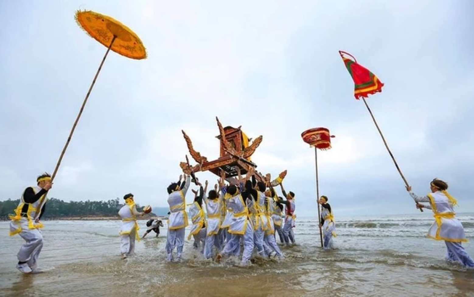 Lễ hội đền Cờn ở Quỳnh Phương, thị xã Hoàng Mai, Nghệ An. Ảnh: Khánh Minh