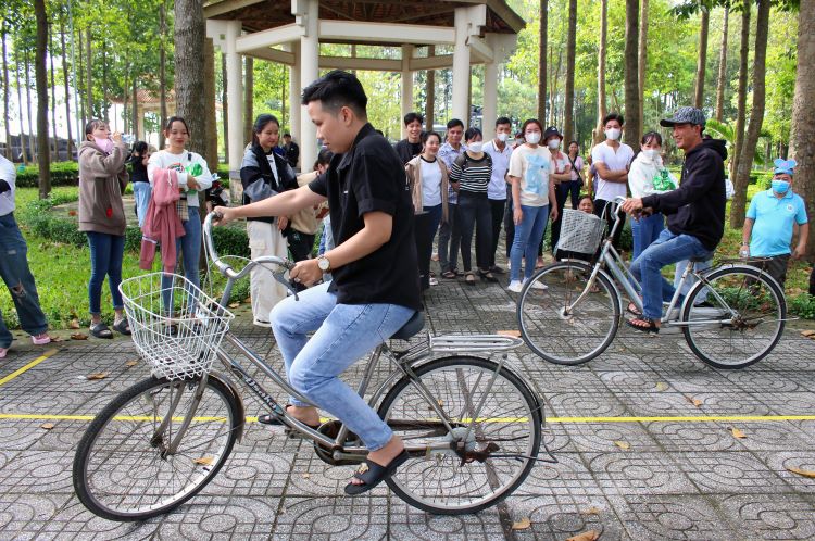 Tranh tài có thưởng môn chạy xe đạp chậm tại sự kiện Hội thi nấu bữa cơm gia đình chào mừng Đại hội Công đoàn Việt Nam. Ảnh: Lục Tùng