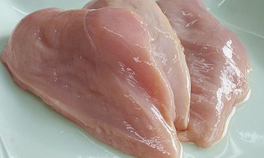 Ức gà là một trong những phần thịt của gia cầm ung cấp nhiều protein có tác dụng hỗ trợ giảm mỡ bụng. Ảnh: Phạm My