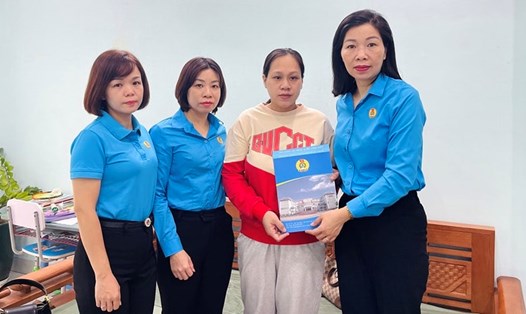 Lãnh đạo Liên đoàn Lao động quận Long Biên trao hỗ trợ cho đoàn viên, người lao động Nguyễn Thu Hường. Ảnh: CĐCS
