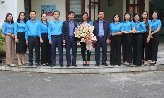 Đoàn đại biểu của tỉnh Ninh Bình đi dự Đại hội XIII Công đoàn Việt Nam. Ảnh: Nguyễn Trường