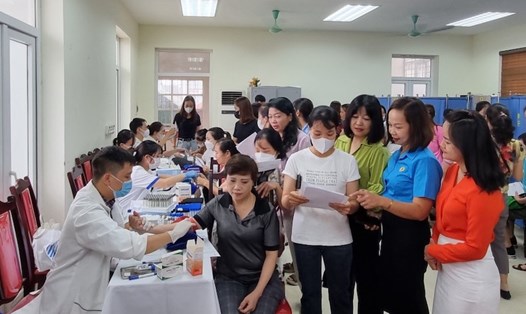 Một buổi khám sức khoẻ miễn phí cho đoàn viên, người lao động do Liên đoàn Lao động quận Hà Đông tổ chức. Ảnh: CĐCS