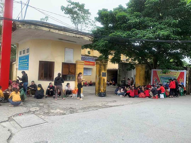 Công nhân Công ty Cổ phần May HALOTEXCO (phường Bến Thủy, TP Vinh, Nghệ An) ngừng việc tập thể đòi quyền lợi. Ảnh: Quang Đại