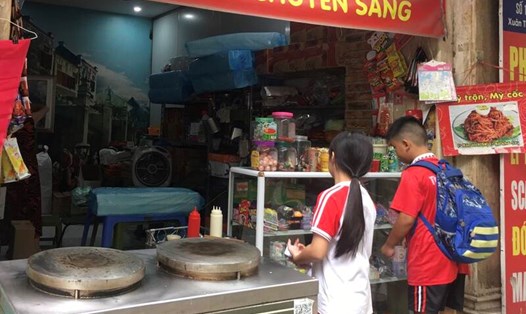 Tràn lan thực phẩm không rõ nguồn gốc xuất xứ trước cổng trường học Hà Nội. Ảnh: Lê Tâm 