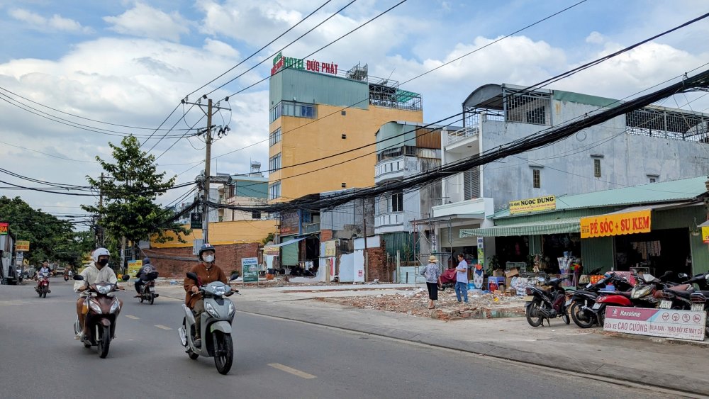 Theo ghi nhận phóng viên những ngày này, nhiều dân đoạn qua Phường 5, 6 , quận Gò Vấp đang gấp rút tháo dỡ nhà cửa để bàn giao mặt bằng cho dự án.
