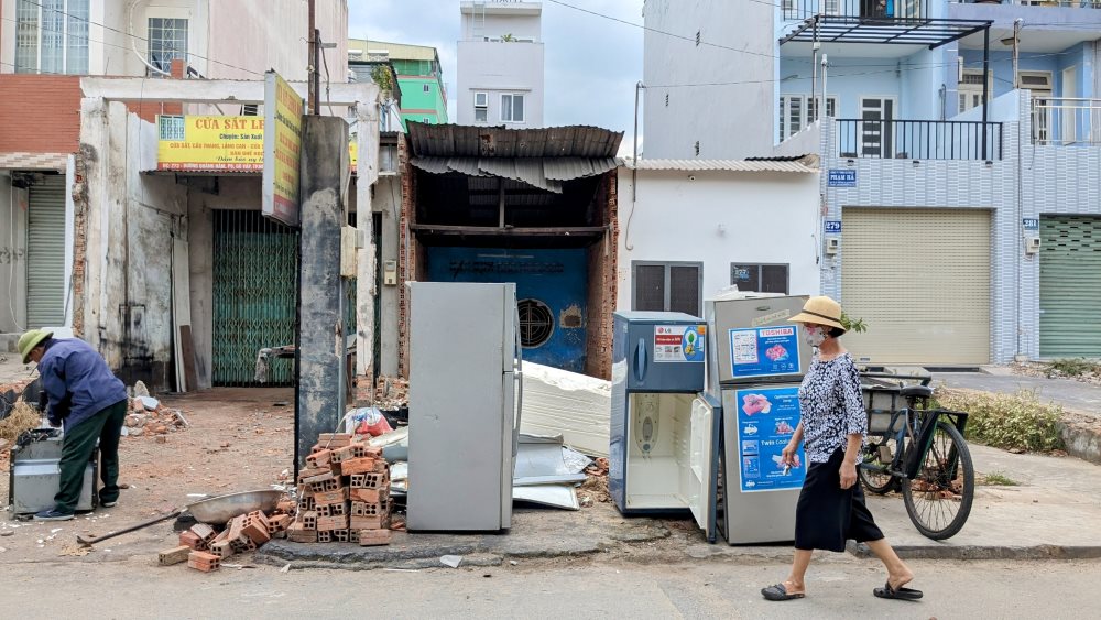 Đường Dương Quảng Hàm đoạn qua phường 6 có tỉ lệ bàn giao mặt bằng khá cao. Tại đây, nhiều ngôi nhà đã lùi sâu 10m, nhường chỗ cho dự án. Tại địa bàn phường 5, hiện chỉ lác đác vài căn nhà đang được tháo dỡ. 