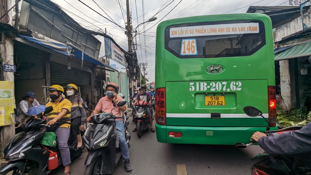 Người dân cho biết đường Dương Quảng Hàm thường xuyên ùn ứ, bất kì giờ nào trong ngày. 