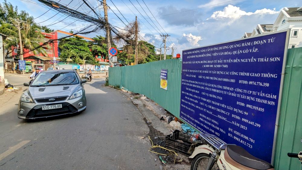 Một phần công trình trên đường Dương Quảng Hàm đang được rào chắn để thực hiện thi công. 