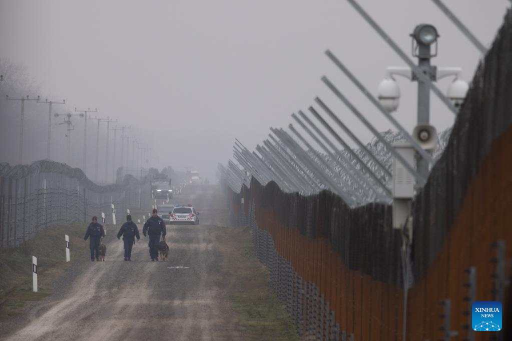 Cảnh sát Hungary tuần tra biên giới với Serbia ở Tompa, Hungary, tháng 12.2022. Ảnh: Xinhua