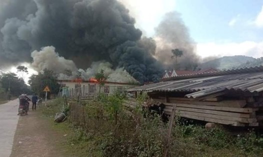 Cháy lớn khu vực nhà bán trú trường PTDTBT TH&THCS Nà Khoang, xã Mường Và, huyện Sốp Cộp khiến một học sinh tử vong. Ảnh: Tin tức Sơn La