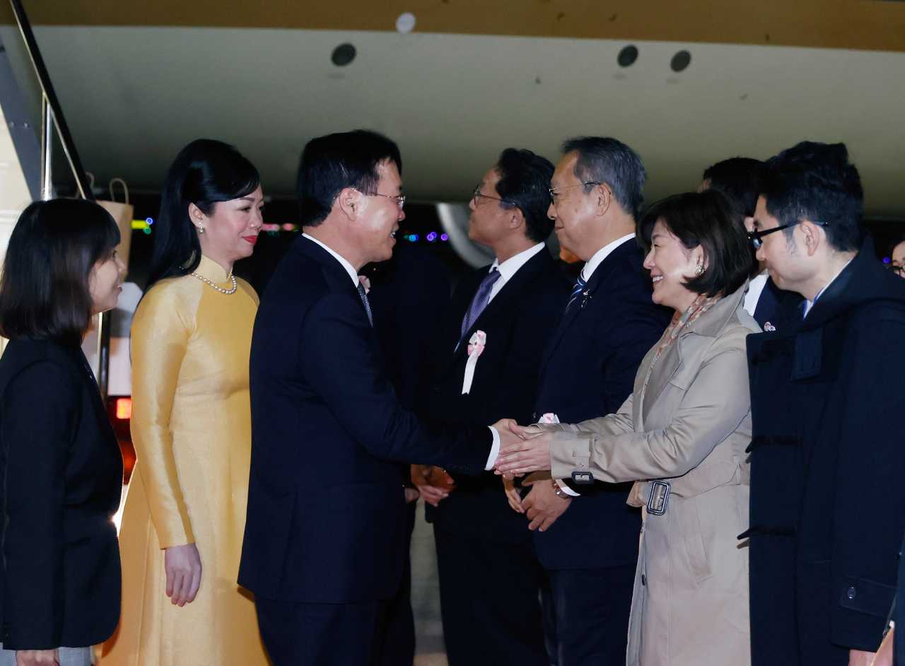 Lễ đón Chủ tịch nước Võ Văn Thưởng và Phu nhân cùng đoàn đại biểu cấp cao Việt Nam tại sân bay Haneda, Tokyo, tối 26.11.2023. Ảnh: TTXVN