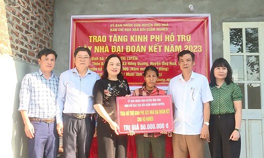 Lãnh đạo huyện Ứng Hòa trao nhà Đại đoàn kết cho bà Nguyễn Thị Luyến, xã Hồng Quang. Ảnh: Phạm Đông