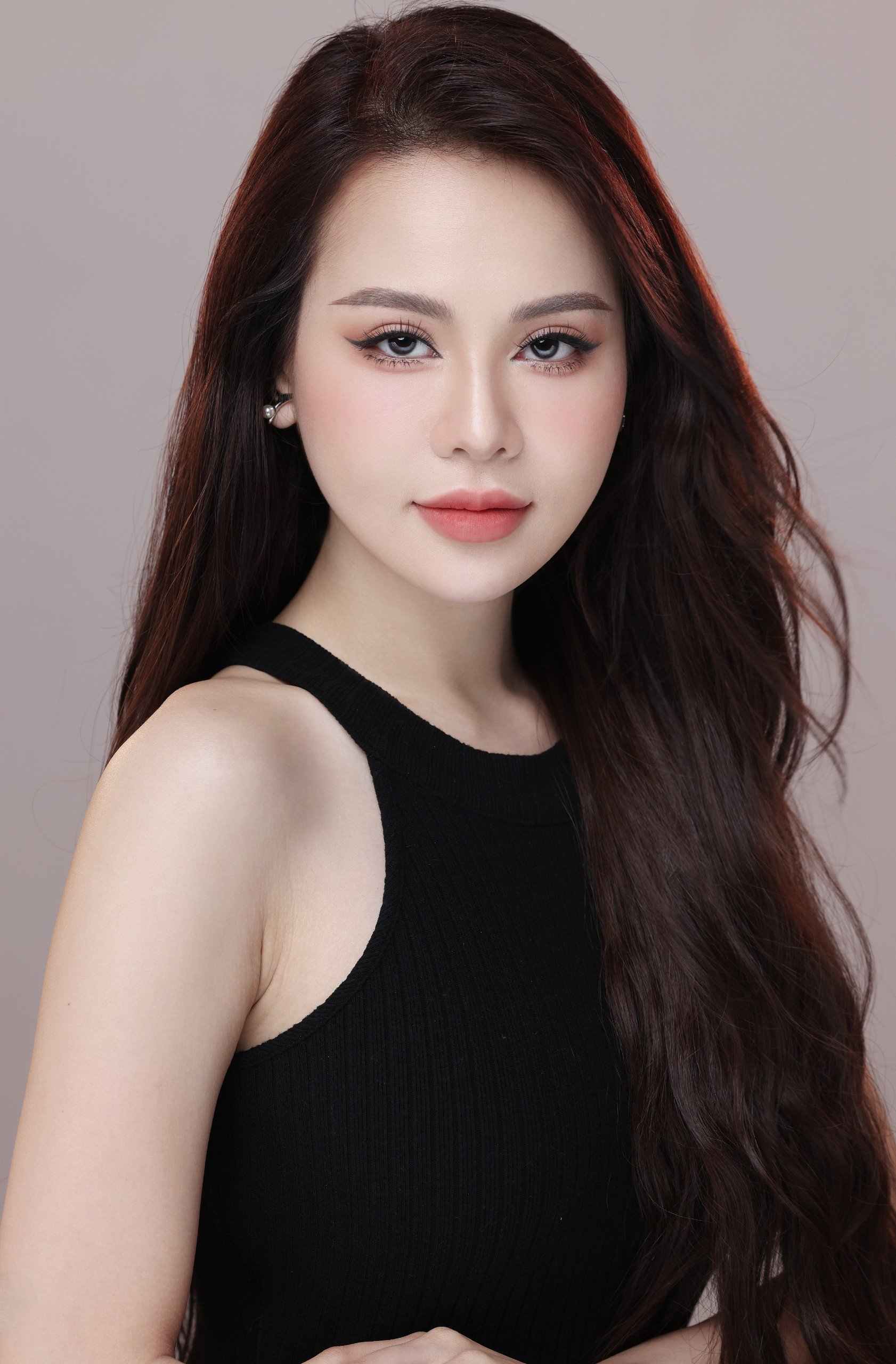 Trần Thị Thùy Trâm sinh năm 1996, từng vào top 8 Vietnam's Next Top Model 2016, top 11 Vietnam's Next Top Model All Star 2017, top 20 Miss Grand Vietnam 2022. Sau khi học diễn xuất trong ba tháng, cô nhận vai chính đầu tay trong phim “Sugar daddy & Sugar baby“. Hiện, cô là người mẫu, diễn viên tự do.