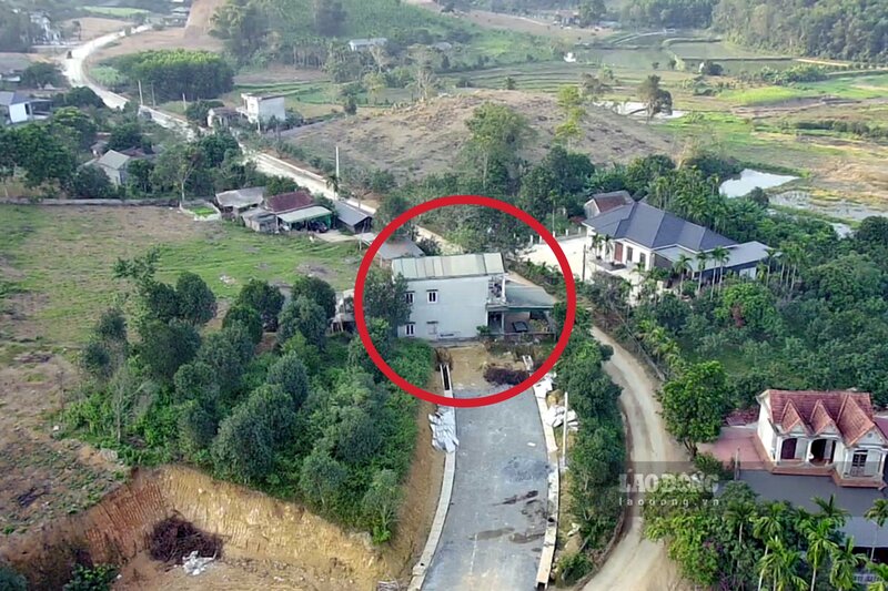 Tại xã Tinh Nhuệ, huyện Thanh Sơn cũng còn 1 ngôi nhà nằm giữa tuyến đường chưa được giải tỏa. Ảnh: Trần Lâm.