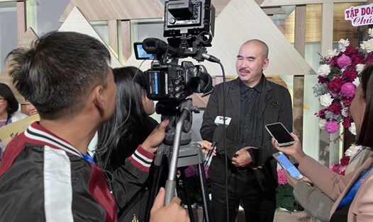 Đạo diễn Bùi Thạc Chuyên trả lời phỏng vấn báo chí sau khi lễ bế mạc. Ảnh: Việt Văn
