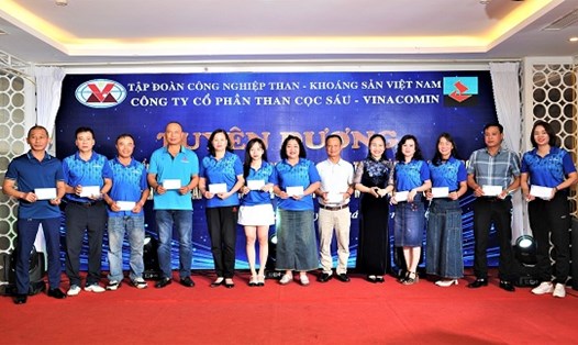 Công đoàn Công ty trao thưởng cho các VĐV đạt thành tích cao trong các phong trào thi đua. Ảnh: Truyền thông TKV