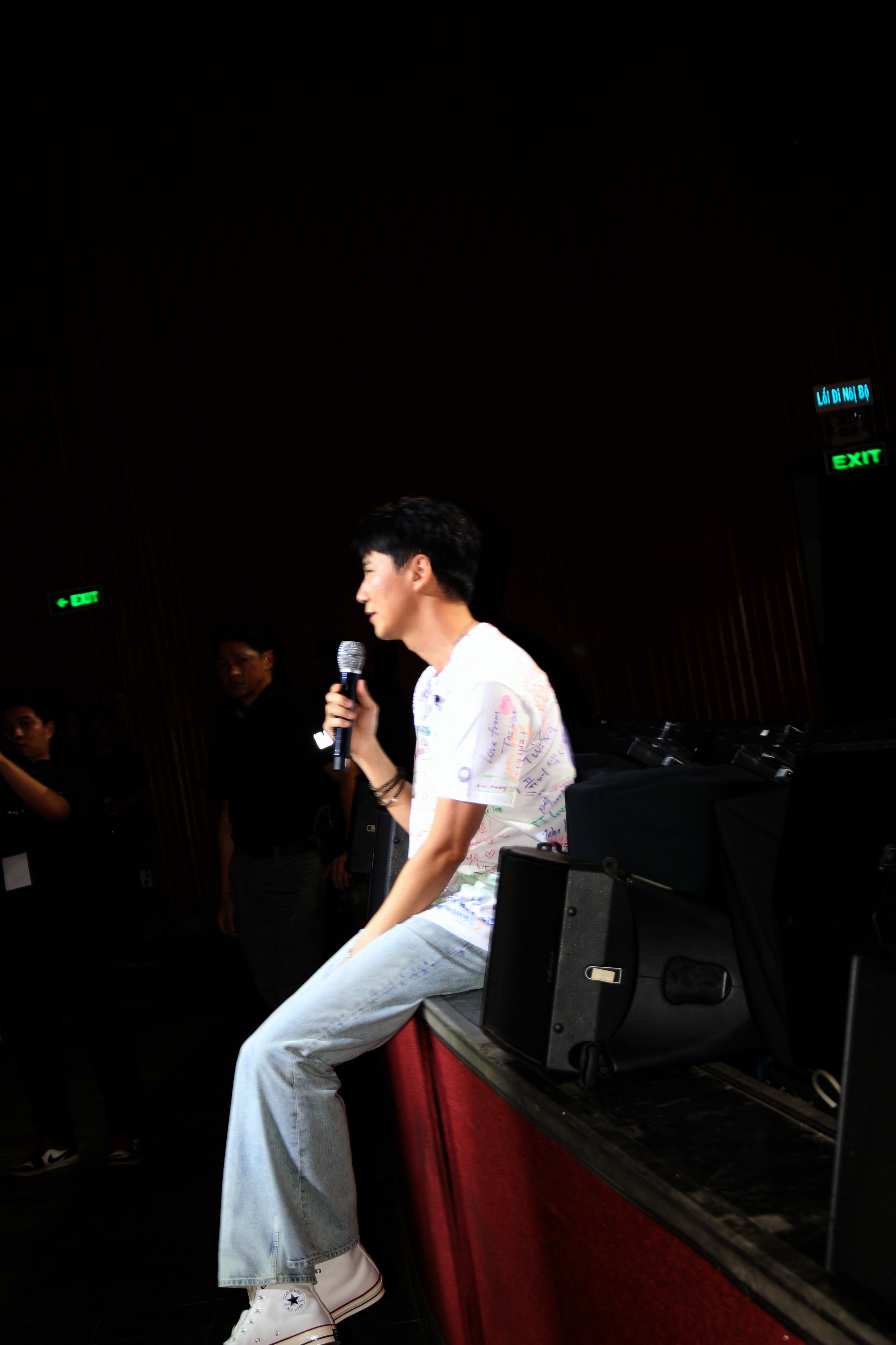 Kim Nam Gil xuống sân khấu giao lưu và hát cùng fans. Ảnh: An Nhiên
