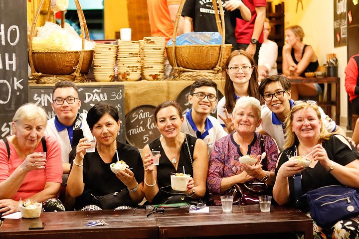 Món kem dừa được nhiều thực khách ưa thích khi tham gia foodtour TP. Hồ Chí Minh. 