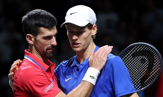 Jannik Sinner (phải) thắng 2/3 trận gặp Novak Djokovic trong 2 tuần vừa qua. Ảnh: The Independent
