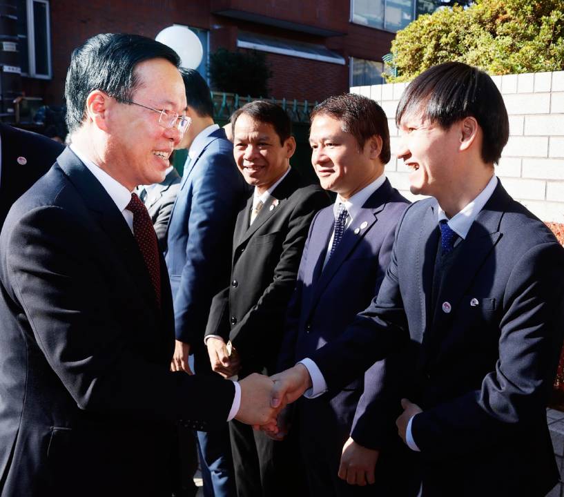 Chủ tịch nước Võ Văn Thưởng thăm cán bộ, nhân viên Đại sứ quán Việt Nam tại Nhật Bản. Ảnh: TTXVN