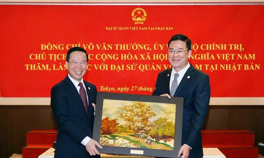 Chủ tịch nước Võ Văn Thưởng tặng bức tranh phong cảnh quê hương cho Đại sứ quán Việt Nam tại Nhật Bản. Ảnh: TTXVN
