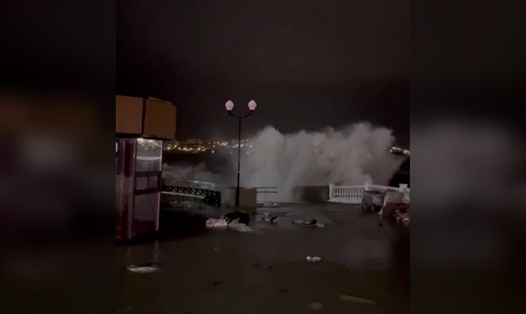 Mưa bão dữ dội và thủy triều dâng cao tấn công bán đảo Crimea. Ảnh: Telegram
