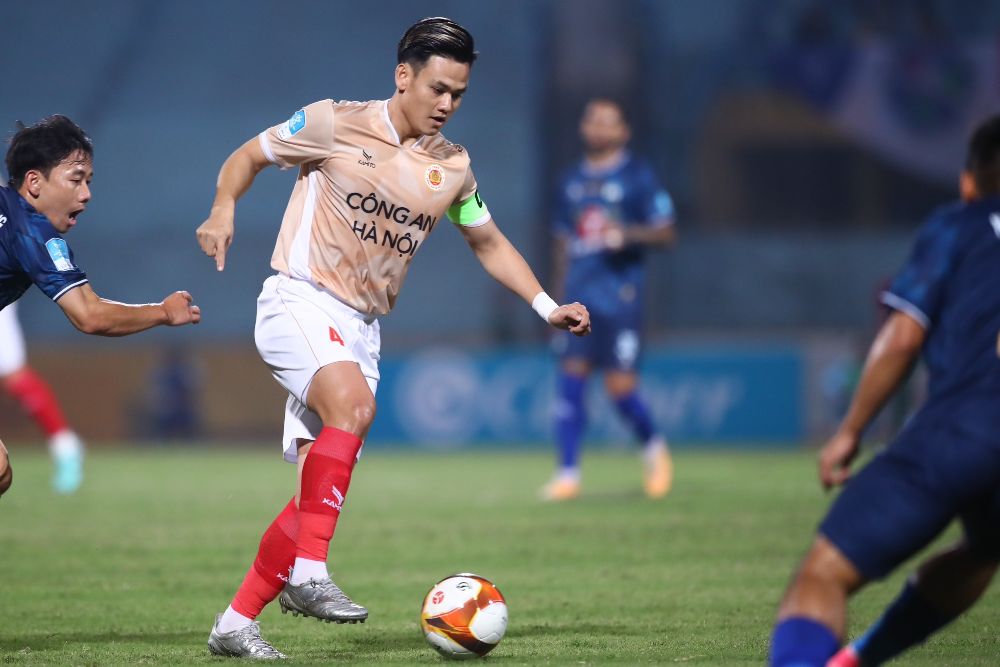 Hồ Tấn Tài thi đấu ở vị trí tiền vệ trung tâm trong trận đấu giữa Công an Hà Nội và Hoàng Anh Gia Lai ở Cúp Quốc gia 2023-2024. Ảnh: Như Đạt 