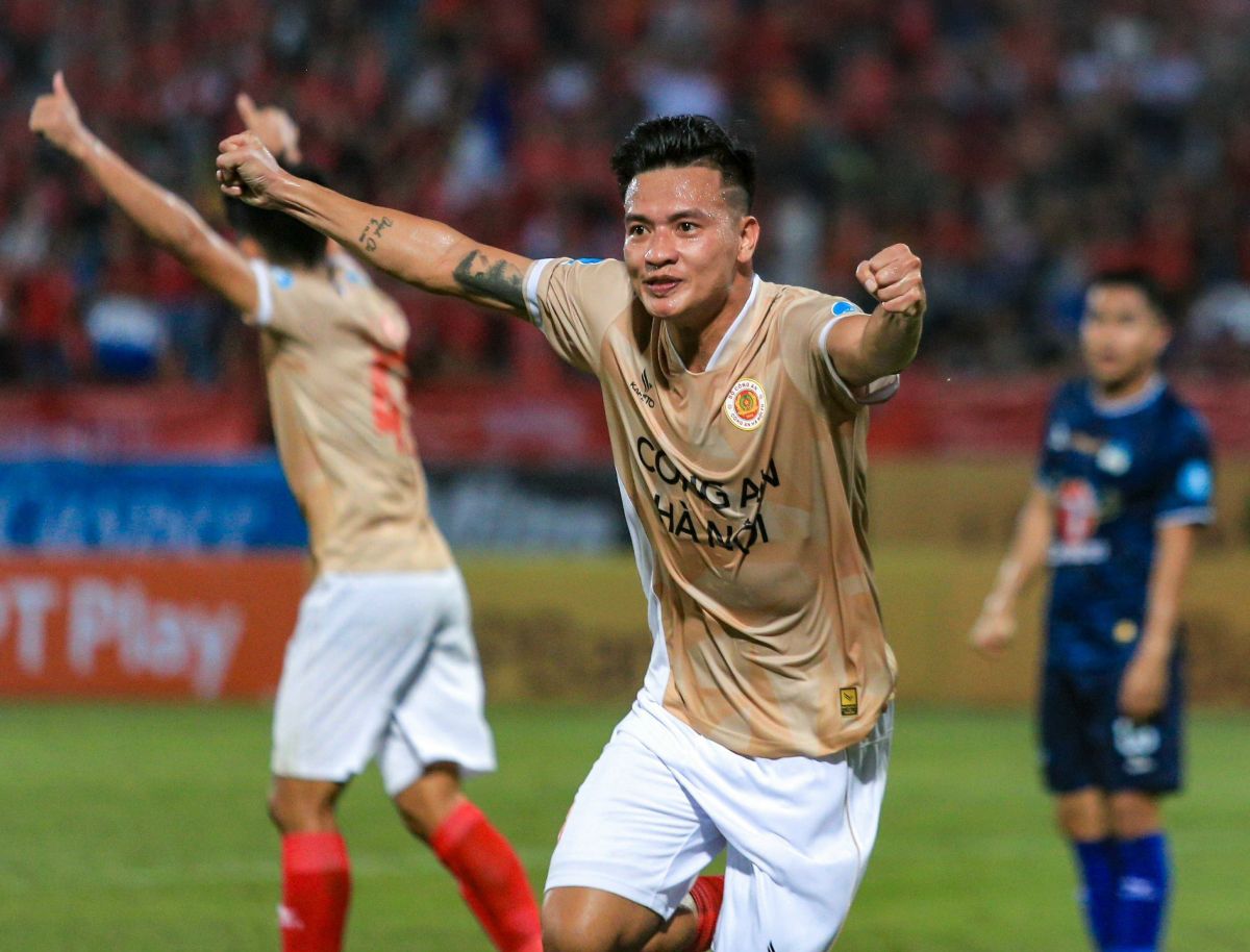 Hồ Ngọc Thắng ghi bàn thắng cho Công an Hà Nội ở trận gặp Hoàng Anh Gia Lai tại Cúp Quốc gia 2023-2024. Ảnh: Minh Dân