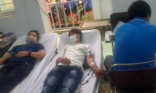 Công nhân Nguyễn Phước Thọ (áo trắng) đang hiến máu tình nguyện. Ảnh: Thanh Tùng