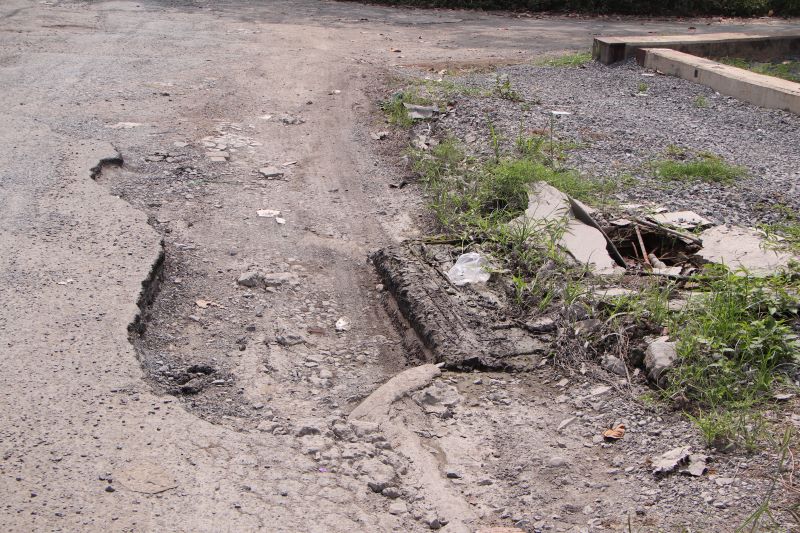   Vào những ngày trời nắng, con đường lộ rõ các hố sâu hàng chục cm, tràn ngập sỏi đá khiến người đi đường rất bất tiện.