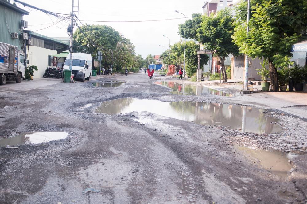  Tại đường D6 (đoạn giao với đường Liên Phường), phường Phước Long B, TP Thủ Đức, một đoạn dài 200m dày đặc những ổ voi, ổ gà.. đây là những chiếc bẫy người đi đường.