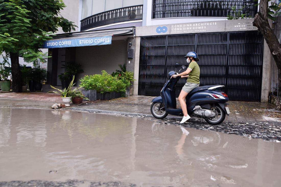  Nhiều xe máy vừa chạy vừa tránh hố sâu, tránh điểm mù xe ôtô, xe tải. Người dân khu vực này hàng ngày chứng kiến không ít vụ té ngã xảy ra.