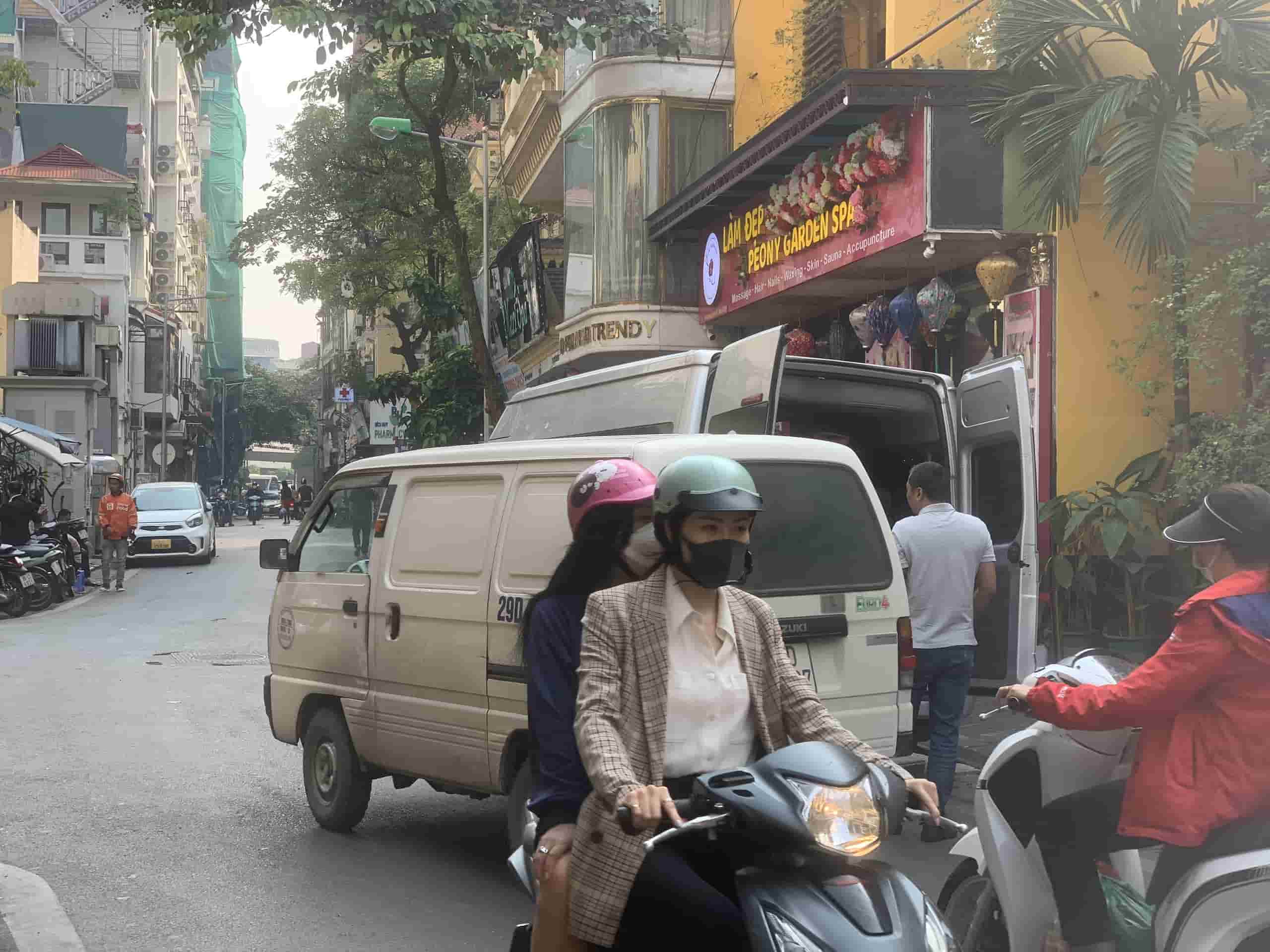 Xe du lịch chờ khách khiến phương tiện xung quanh đi lại khó khăn tại phố Lương Ngọc Quyến (Hoàn Kiếm, Hà Nội). Ảnh: Nhật Minh