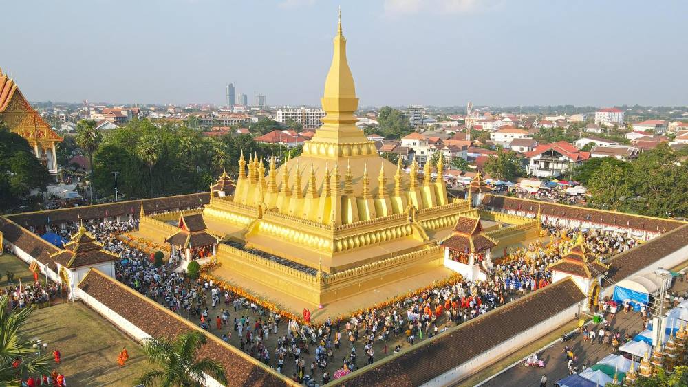 Lễ hội diễn ra tại quảng trường Thatluang, nơi đây có lối kiến trúc mang đậm nét văn hóa và bản sắc dân tộc của Lào. Tháp Thatluang được xây dựng trên khu đất cao rộng và bằng phẳng ở phía Đông thủ đô Viêng Chăn từ thế kỷ XVI khi Vương quốc Lanexang (Triệu Voi) dời đô từ Luang Prabang về Viêng Chăn. Đây là một ngôi bảo tháp linh thiêng và đẹp nhất của đất nước “Triệu Voi”.