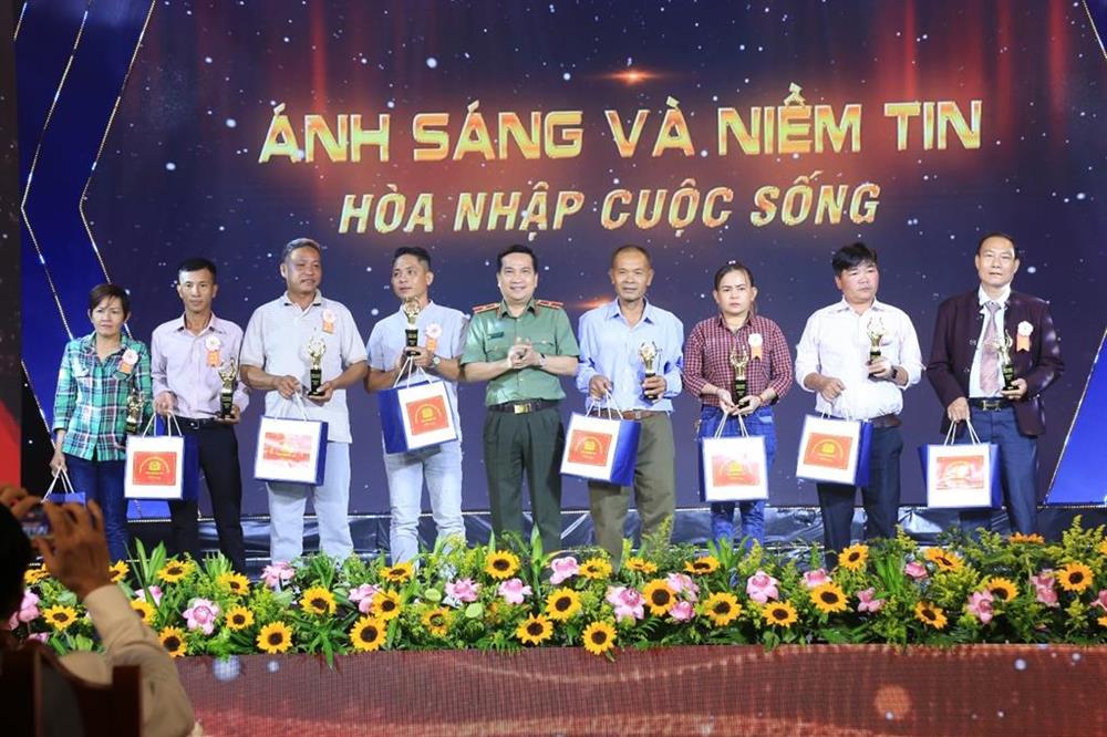Thiếu tướng Nguyễn Sỹ Quang, Giám đốc Công an tỉnh Đồng Nai trao kỷ niệm chương tặng các điển hình tái hòa nhập cộng đồng. Ảnh: Bộ Công an