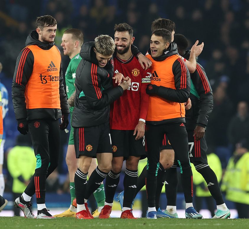 Garnacho và Bruno chia sẻ niềm vui sau trận thắng đậm. Ảnh: Manchester United