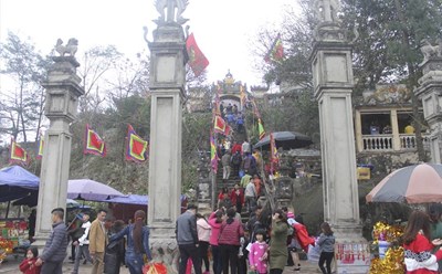 Người dân tự do đi lễ đền, chùa. Ảnh: T.Vương