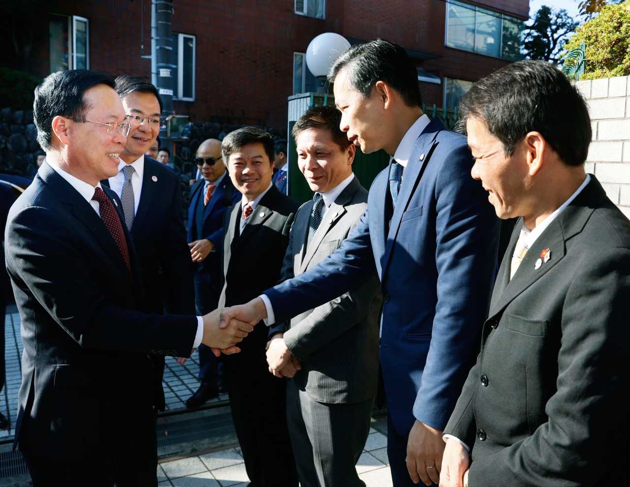Chủ tịch nước Võ Văn Thưởng thăm cán bộ, nhân viên Đại sứ quán Việt Nam tại Nhật Bản. Ảnh: TTXVN