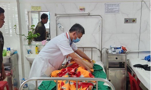 Người phụ nữ bị tai nạn trong quá trình hái cà phê nằm điều trị tại Bệnh viện Đa khoa vùng Tây Nguyên. Ảnh: Uy Nguyễn