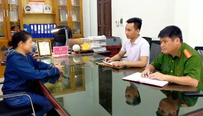 Một nạn nhân của Hội thánh của Đức Chúa Trời Mẹ trình báo với cơ quan công an Thanh Hoá. Ảnh: T.Vương