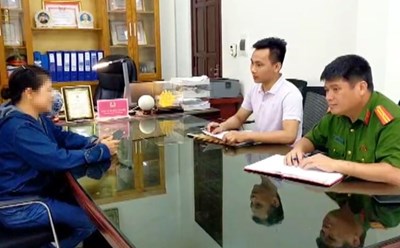 Một nạn nhân của Hội thánh của Đức Chúa Trời Mẹ trình báo với cơ quan công an Thanh Hoá. Ảnh: T.Vương