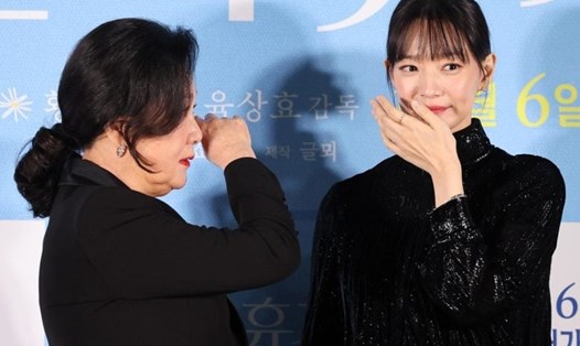 Kim Hae Sook - Shin Min Ah xúc động sau khi xem lại phim mình đóng chính. Ảnh: CMH