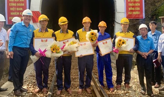 Công nhân ngành Đường sắt nỗ lực hoàn thành công trình chào mừng Đại hội Công đoàn Việt Nam. Ảnh: Trần Thi