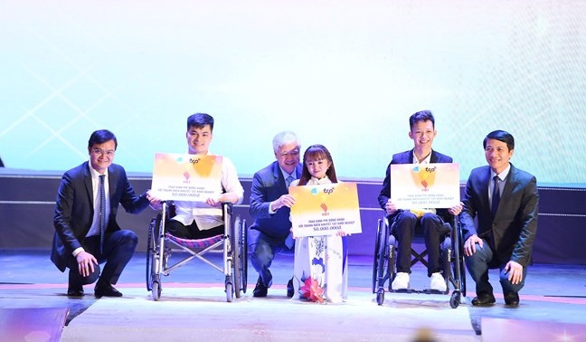 Bí thư Trung ương Đảng, Chủ tịch Ủy ban Trung ương MTTQ Việt Nam Đỗ Văn Chiến cùng các đại biểu tặng quà cho thanh niên khuyết tật tiêu biểu dự Chương trình “Tỏa sáng Nghị lực Việt” năm 2023. Ảnh: T.Vương
