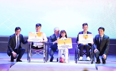 Bí thư Trung ương Đảng, Chủ tịch Ủy ban Trung ương MTTQ Việt Nam Đỗ Văn Chiến cùng các đại biểu tặng quà cho thanh niên khuyết tật tiêu biểu dự Chương trình “Tỏa sáng Nghị lực Việt” năm 2023. Ảnh: T.Vương