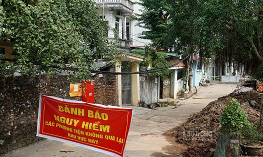 Hiện trường vụ sụt lún khiến mặt đất nứt toác ở Hà Nội. Ảnh: Tùng Giang