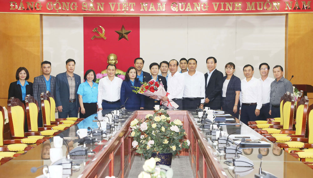 Lãnh đạo tỉnh Lào Cai tặng hoa chúc mừng đoàn đại biểu đi dự Đại hội Công đoàn Việt Nam lần thứ XIII. Ảnh: Lan Hương 
